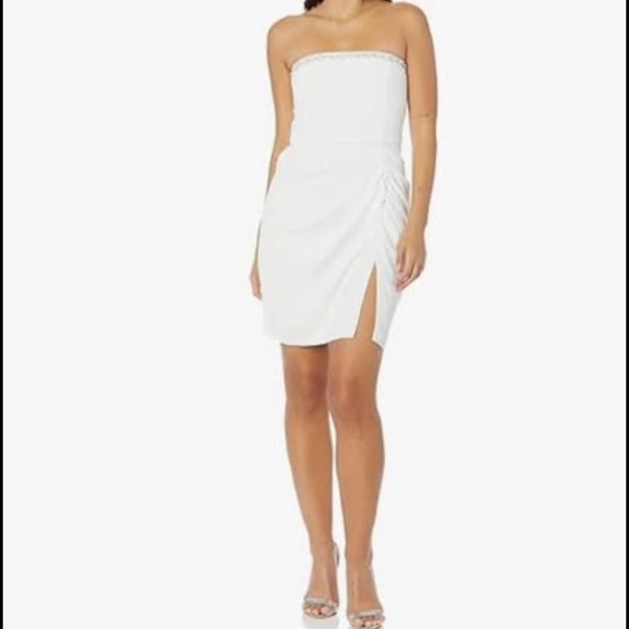 Elegant White Strapless Dress - Picture 3 of 5